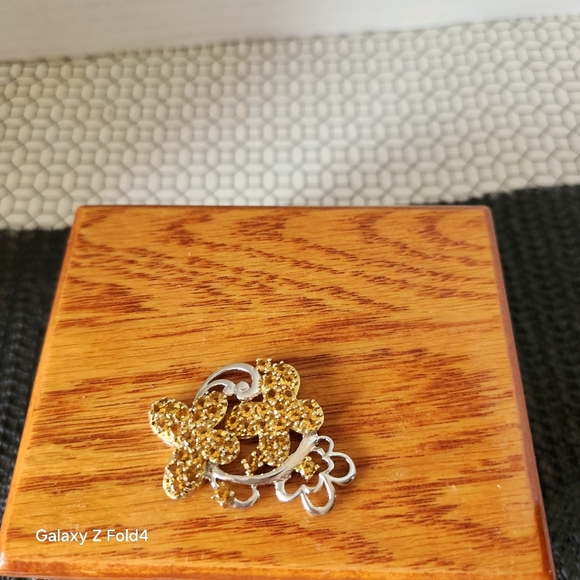 Sterling 925 Elegant Gold and Silver Floral Pendant - Picture 7 of 7